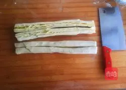 Illustration of how to make scallion pancakes 6