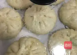 Illustration of how to make steamed buns with leek and egg filling 7