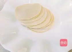 Illustration of making dumpling skin crispy rice 1