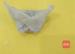 Illustration of how to make leek, egg and meat wontons 8