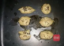 Illustration of how to make fish paste and flower dumplings with steamed buns 12