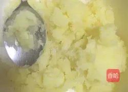 Illustration of how to make fried potato pancakes 3