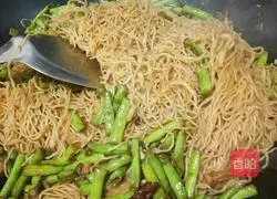 Illustration of how to make steamed beans and noodles 8