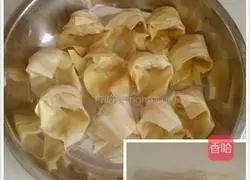 Illustration of how to make wonton soup 3