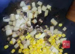 Illustration of how to make warm-sun fried rice in winter 3