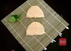 Illustration of how to make sweet potato lotus leaf cake 10