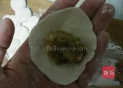 Illustration of how to make celery and pork dumplings 7