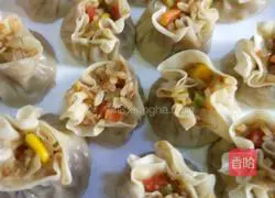 Illustration of how to make glutinous rice and shrimp siomai 14