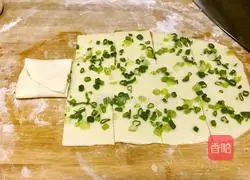 Illustration of how to make scallion oil layer pancake 12