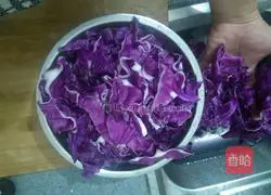 Illustration of how to make purple cabbage noodles 2