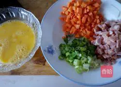Illustration of how to make bacon and egg fried rice 2