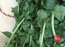 Illustration of how to make steamed buns stuffed with radish stem leaf vegetable 2