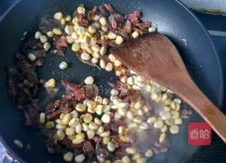 Illustration of how to make sausage fried rice 9