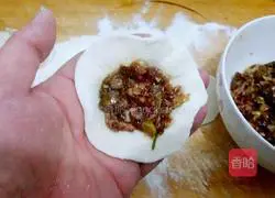 Illustration of how to make Xiaolong Baozi 9