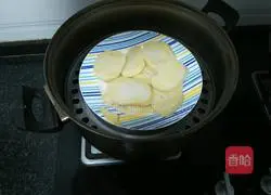 Illustration of how to make pan-fried potato pancakes 2