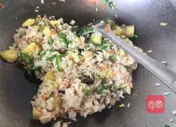 Illustration of how to make pineapple, shrimp and egg fried rice 17