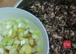 Illustration of making buns with fungus and pork stuffing 10