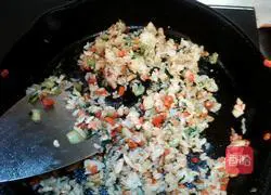 Illustration of how to make nutritious fried rice for babies 6