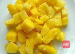 Illustration of how to make fried rice with pineapple, corn and chicken 7