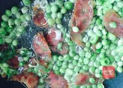 Illustration of how to make sausage and pea fried rice 5