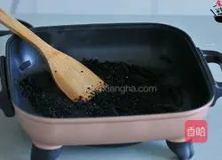 Illustration of how to make handmade black sesame glutinous rice balls 1