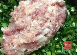 Illustration of how to make leek and minced meat dumplings 3