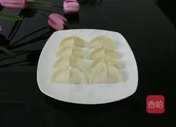 Illustration of how to make bamboo shoots and pork dumplings 8