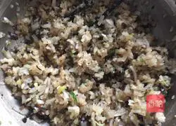 Illustration of how to make steamed buns with vegetarian stuffing 9