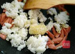 Illustration of how to make fried rice with ham sausage 4