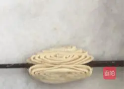 Illustration of how to make five-spice rolls 9