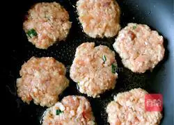 Illustration of how to make pan-fried lotus root cake 11