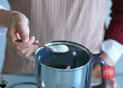 Illustration of how to make handmade black sesame glutinous rice balls 2