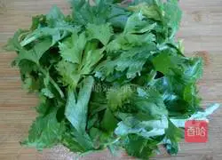 Illustration of how to make celery leaf egg cake 2