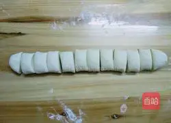 Illustration of how to make black fungus stuffed buns 12