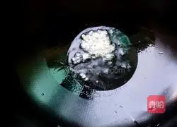 Illustration of how to make three shredded noodles 6