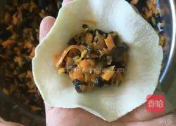 Illustration of how to make dumplings stuffed with carrots and fungus 11