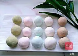 Illustration of making homemade colorful glutinous rice balls 11