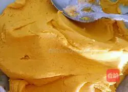 Illustration of how to make pumpkin pie with black sesame filling 5