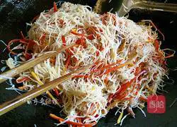 Illustration of how to make fried noodles with mung bean sprouts 12
