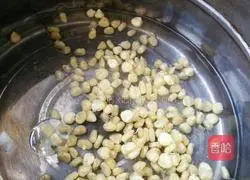 Illustration of how to make colorful pepper and corn fried rice 1