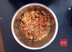 Illustration of how to make onion, tomato and beef fried rice 1