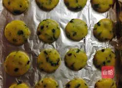 Illustration of how to make green onion salty crispy cake 4