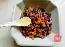 Illustration of how to make colorful egg fried rice 6