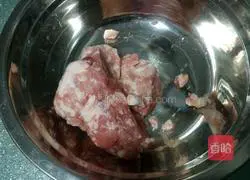 Illustration of how to make cabbage and pork dumplings 1