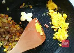 Illustration of how to make butter and egg fried rice 4