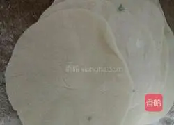 Illustration of how to make leek and egg dumplings 9