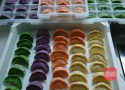 Illustration of how to make four-color dumplings 12