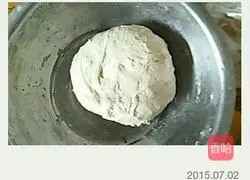 Illustration of how to make steamed buns stuffed with jelly and chives 1