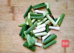 Illustration of how to make vegetarian three-silk fried noodles 3