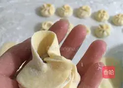 Illustration of how to make pumpkin skin buns stuffed with radish stems and leaves 8